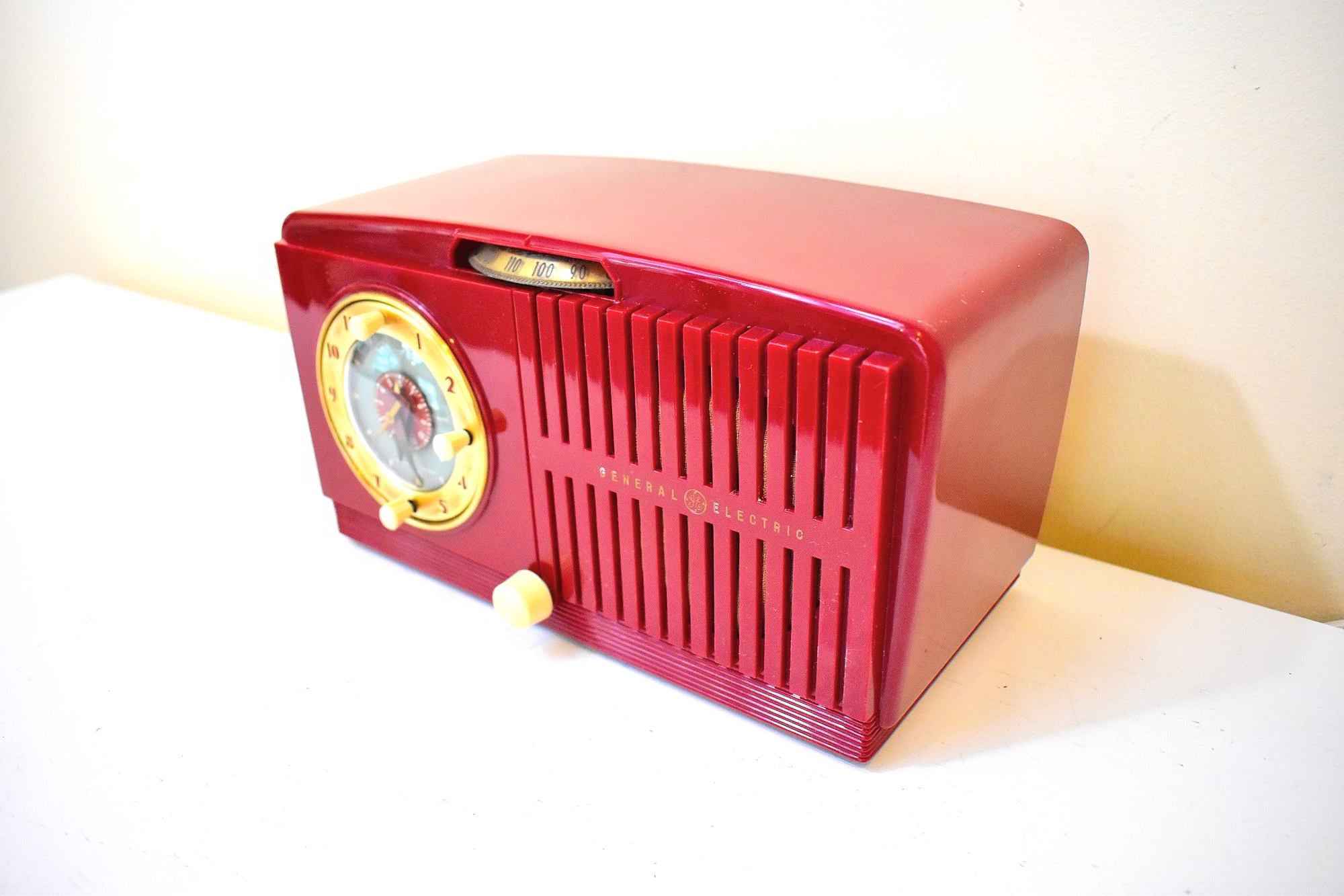 セリーズ レッド 1952 ゼネラル エレクトリック モデル 517 真空管 AM ラジオ目覚まし時計 素晴らしい状態です。いいね！