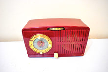 Charger l&#39;image dans la galerie, Cerise Red 1952 General Electric Model 517 Vacuum Tube AM Radio Alarm Clock Excellent Condition! Sounds Great!