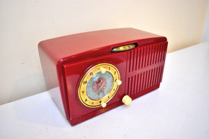 セリーズ レッド 1952 ゼネラル エレクトリック モデル 517 真空管 AM ラジオ目覚まし時計 素晴らしい状態です。いいね！