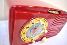 画像をギャラリービューアに読み込む, セリーズ レッド 1952 ゼネラル エレクトリック モデル 517 真空管 AM ラジオ目覚まし時計 素晴らしい状態です。いいね！