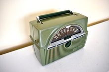Charger l&#39;image dans la galerie, Leaf Green 1951 General Electric Model 611 AM Portable Vacuum Tube Radio Sounds Great!