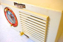 Charger l&#39;image dans la galerie, Grecian Ivory 1948 General Electric Model 62 AM Vacuum Tube Clock Radio Alarm Excellent Condition! Sounds Great!