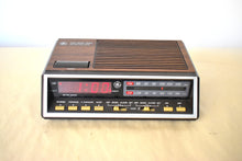Charger l'image dans la galerie, Wood Grain 1980s General Electric Model 7-4616B AM FM Digital Alarm Clock Radio! Excellent Condition!