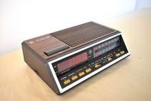 Charger l'image dans la galerie, Wood Grain 1980s General Electric Model 7-4616B AM FM Digital Alarm Clock Radio! Excellent Condition!
