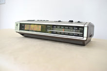 Charger l'image dans la galerie, Wood Grain 1980s General Electric Model 7-4634B AM FM Digital Alarm Clock Radio! Excellent Condition!