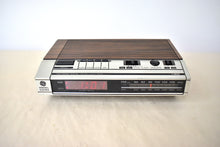 Charger l'image dans la galerie, Wood Grain 1980s General Electric Model 7-4634B AM FM Digital Alarm Clock Radio! Excellent Condition!