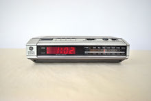 Charger l'image dans la galerie, Wood Grain 1980s General Electric Model 7-4634B AM FM Digital Alarm Clock Radio! Excellent Condition!
