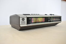 Charger l'image dans la galerie, Wood Grain 1980s General Electric Model 7-4634B AM FM Digital Alarm Clock Radio! Excellent Condition!
