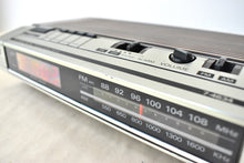 Charger l'image dans la galerie, Wood Grain 1980s General Electric Model 7-4634B AM FM Digital Alarm Clock Radio! Excellent Condition!