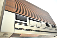 Charger l'image dans la galerie, Wood Grain 1980s General Electric Model 7-4634B AM FM Digital Alarm Clock Radio! Excellent Condition!