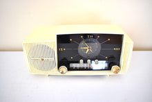 Charger l&#39;image dans la galerie, Bluetooth Ready To Go - Alpine White 1959 General Electric Model 912 Vacuum Tube AM Clock Radio Excellent Shape! Sounds Fantastic!