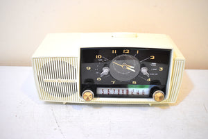 Alpine White 1959 General Electric Model 913D Vacuum Tube AM Clock Radio Excellent Shape! Sounds Fantastic!