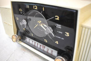 Alpine White 1959 General Electric Model 913D Vacuum Tube AM Clock Radio Excellent Shape! Sounds Fantastic!