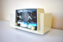 Charger l&#39;image dans la galerie, Bluetooth Ready To Go - Snow White 1959 General Electric Model 913D Vacuum Tube AM Radio Beauty! Sounds Great!
