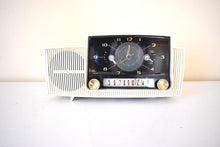 Charger l&#39;image dans la galerie, Bluetooth Ready To Go - Snow White 1959 General Electric Model 913D Vacuum Tube AM Radio Beauty! Sounds Great!