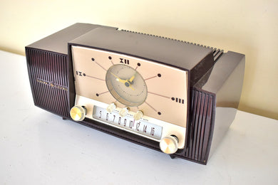 Chocolate Brown Mid Century 1956 General Electric Model 914D Vacuum Tube AM Clock Radio Popular Model Sounds Terrific! Excellent Plus Condition!