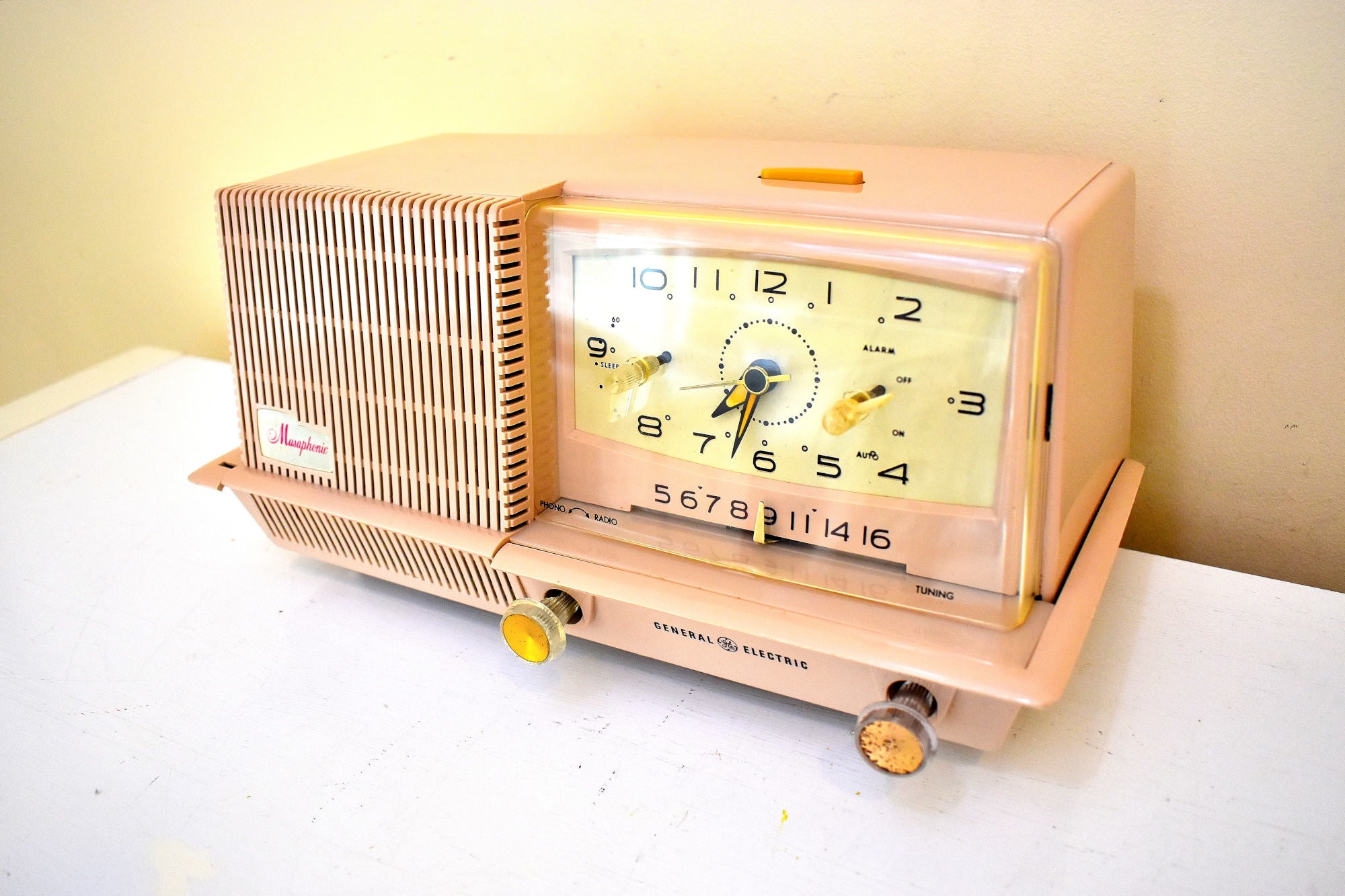 パウダー ピンク 1960 GE ゼネラル エレクトリック モデル C-428 AM ヴィンテージ ラジオ 素晴らしい状態です。いいね！