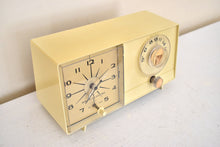 画像をギャラリービューアに読み込む, Beige Ivory Vintage 1964 General Electric Model C-403B AM Vacuum Tube Clock Radio Sounds Great!