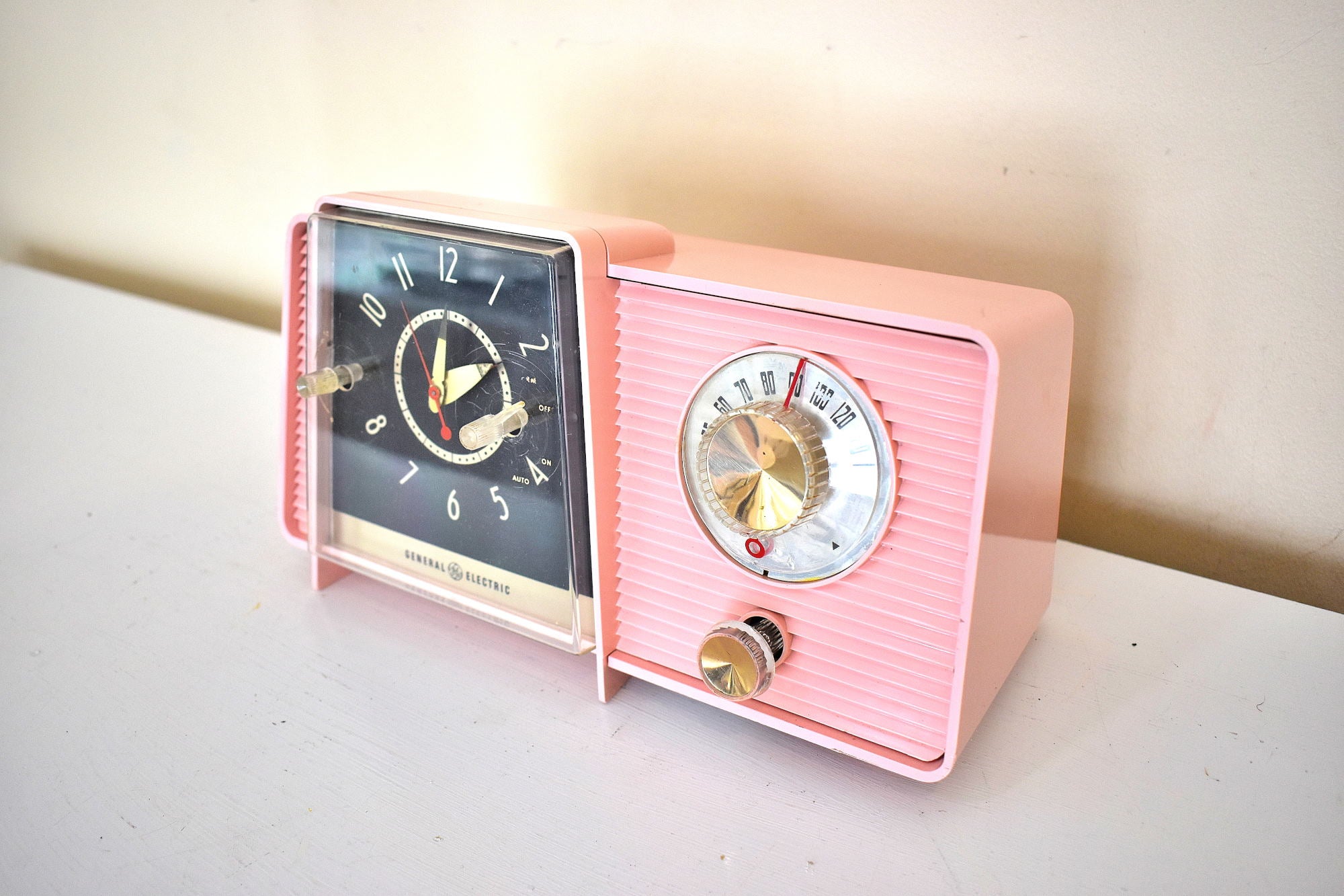 Chiffon Pink 1958 GE General Electric Model C-406A AM Vintage Vacuum Tube Radio Little Cutie in Excellent Condition!