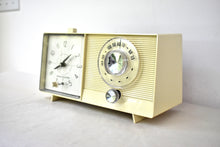 Charger l'image dans la galerie, Ivory White 1960 General Electric Model C410C AM Radio Excellent Condition Works Great!