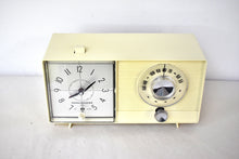 Charger l'image dans la galerie, Ivory White 1960 General Electric Model C410C AM Radio Excellent Condition Works Great!