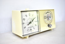 Charger l'image dans la galerie, Ivory White 1960 General Electric Model C410C AM Radio Excellent Condition Works Great!