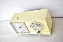 Charger l'image dans la galerie, Ivory White 1960 General Electric Model C410C AM Radio Excellent Condition Works Great!