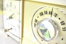 Charger l'image dans la galerie, Ivory White 1960 General Electric Model C410C AM Radio Excellent Condition Works Great!