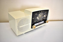 Charger l&#39;image dans la galerie, Snow White Mid-Century Modern 1959 General Electric Model C-430A Vacuum Tube AM Clock Radio Beauty! Sounds Great!