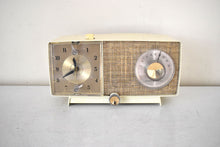 Charger l&#39;image dans la galerie, Bluetooth Ready To Go - Ivory 1959 General Electric Model C-465C Vacuum Tube AM Clock Radio Excellent Shape! Sounds Fantastic!