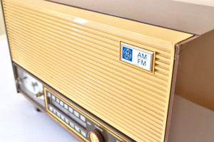 モカ タン ブラウン ゼネラル エレクトリック モデル C530A AM/FM 真空管ラジオのサウンドは素晴らしい!非常に良い状態！