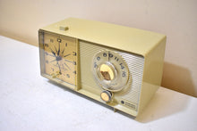 画像をギャラリービューアに読み込む, Beige Ivory Vintage 1962 General Electric Model C-403D AM Vacuum Tube Clock Radio Sounds Great!