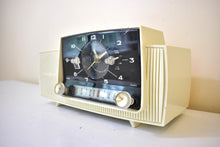 Charger l&#39;image dans la galerie, Snow White Mid Century 1959 General Electric Model C430A Vacuum Tube AM Clock Radio Beauty Excellent Condition Popular Model!