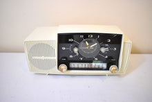 Charger l&#39;image dans la galerie, Snow White Mid Century 1959 General Electric Model C430A Vacuum Tube AM Clock Radio Beauty Excellent Condition Popular Model!