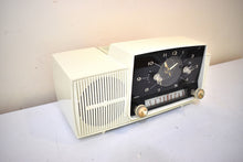 Charger l&#39;image dans la galerie, Snow White Mid Century 1959 General Electric Model C430A Vacuum Tube AM Clock Radio Beauty Excellent Condition Popular Model!