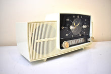 Charger l&#39;image dans la galerie, Snow White Mid Century 1959 General Electric Model C430A Vacuum Tube AM Clock Radio Beauty Excellent Condition Popular Model!