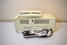 Charger l&#39;image dans la galerie, Snow White Mid Century 1959 General Electric Model C430A Vacuum Tube AM Clock Radio Beauty Excellent Condition Popular Model!