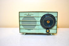 Charger l&#39;image dans la galerie, Pistachio Green 1957 General Electric Model 457S Vacuum Tube AM Radio Excellent Condition! Sounds Great!