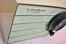 Charger l&#39;image dans la galerie, Pistachio Green 1957 General Electric Model 457S Vacuum Tube AM Radio Excellent Condition! Sounds Great!