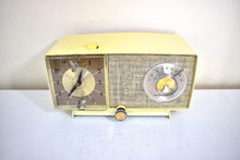 Charger l&#39;image dans la galerie, Bluetooth Ready To Go -  Ivory Beige 1966 General Electric Model C465C Vacuum Tube AM Radio Alarm Clock Excellent Condition! Sounds Great!