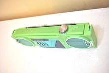 画像をギャラリービューアに読み込む, Neon Green GPX Model A275R AM FM Mini Boombox Radio! Sounds Great Excellent Condition!