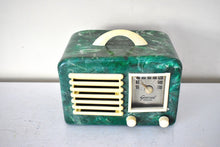 Charger l&#39;image dans la galerie, Jade Green Marbled Swirl 1947 General Television Model 5A5 Vacuum Tube AM Radio Works Great! Excellent Condition!