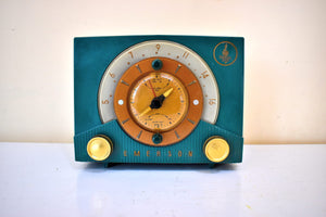 エバーグリーン 1953 エマーソン モデル 724 AM 真空管目覚まし時計ラジオ 珍しい素晴らしい色のサウンド、素晴らしいです。非常に良い状態！