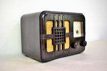 Load image into Gallery viewer, Espresso Marble Bakelite 1946 ITI Lyric Model 546T AM Vacuum Tube Radio Stunning Looking and Works Great!