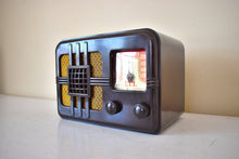 Load image into Gallery viewer, Espresso Marble Bakelite 1946 ITI Lyric Model 546T AM Vacuum Tube Radio Stunning Looking and Works Great!