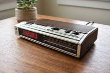 Charger l'image dans la galerie, Wood Grain 1980s General Electric Model 7-4634B AM FM Digital Alarm Clock Radio! Excellent Condition!