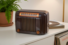 Load image into Gallery viewer, Marble Brown Bakelite 1948 Bendix Model 526A AM Vacuum Tube Radio Classic Design! Sounds Great! Love This One!