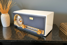 Charger l&#39;image dans la galerie, Charcoal White 1959 Travler C240 Vacuum Tube AM Clock Radio Excellent Condition! Sounds Fantastic!