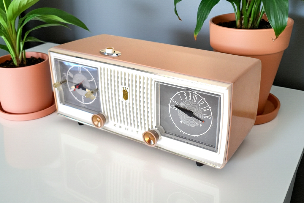 Sandalwood Tan and White 1960 Zenith Model C519L 'The Nocturne' AM