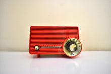 Charger l&#39;image dans la galerie, Fiesta Red 1957 Motorola Model 5T22R &quot;Dragster&quot; AM Vacuum Tube Radio Great Sounding! Very Rare Desirable Model! Mint Condition!